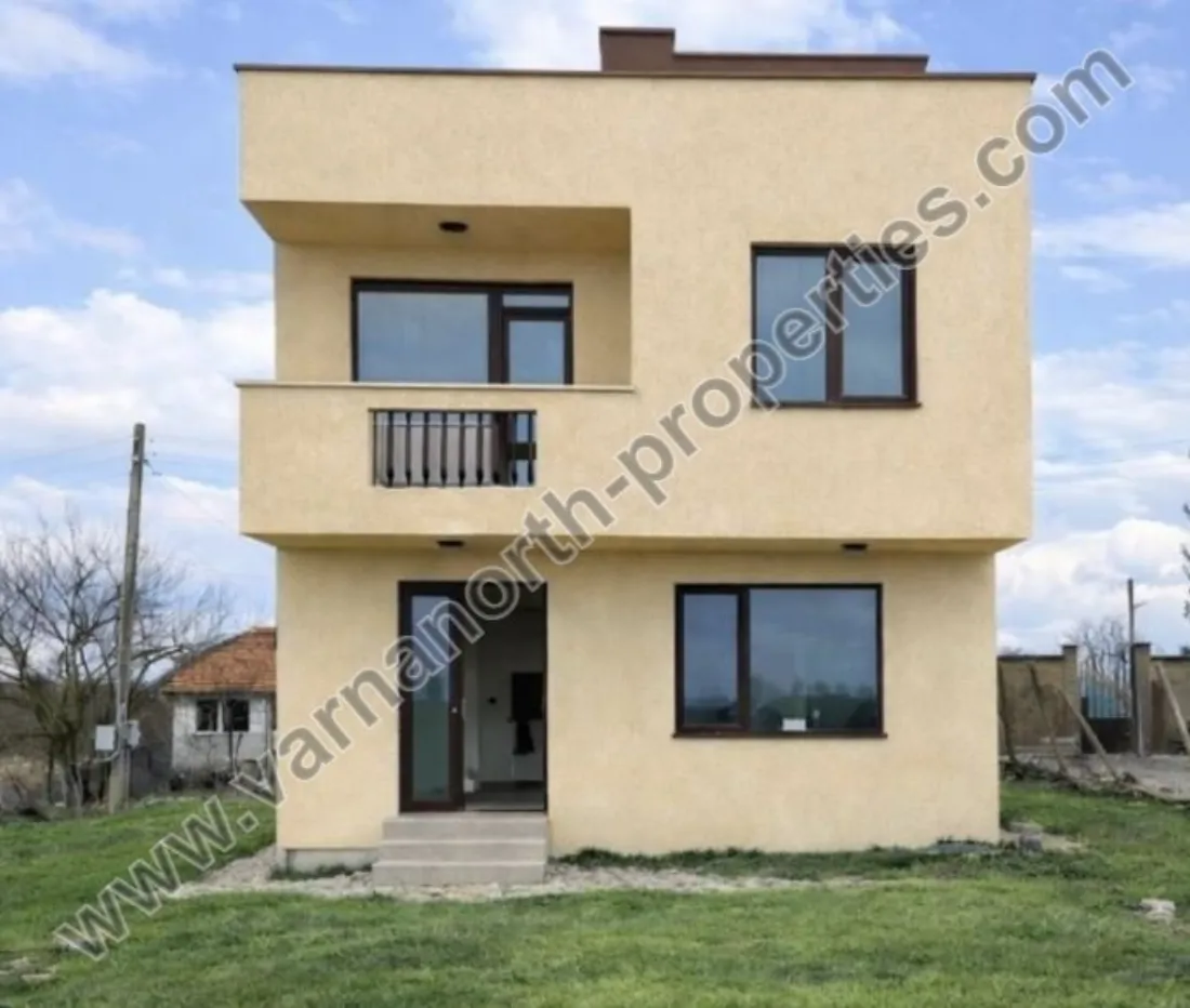 Къща с двор в добре развито село непосредствено до Добрич — Добрич, основна снимка