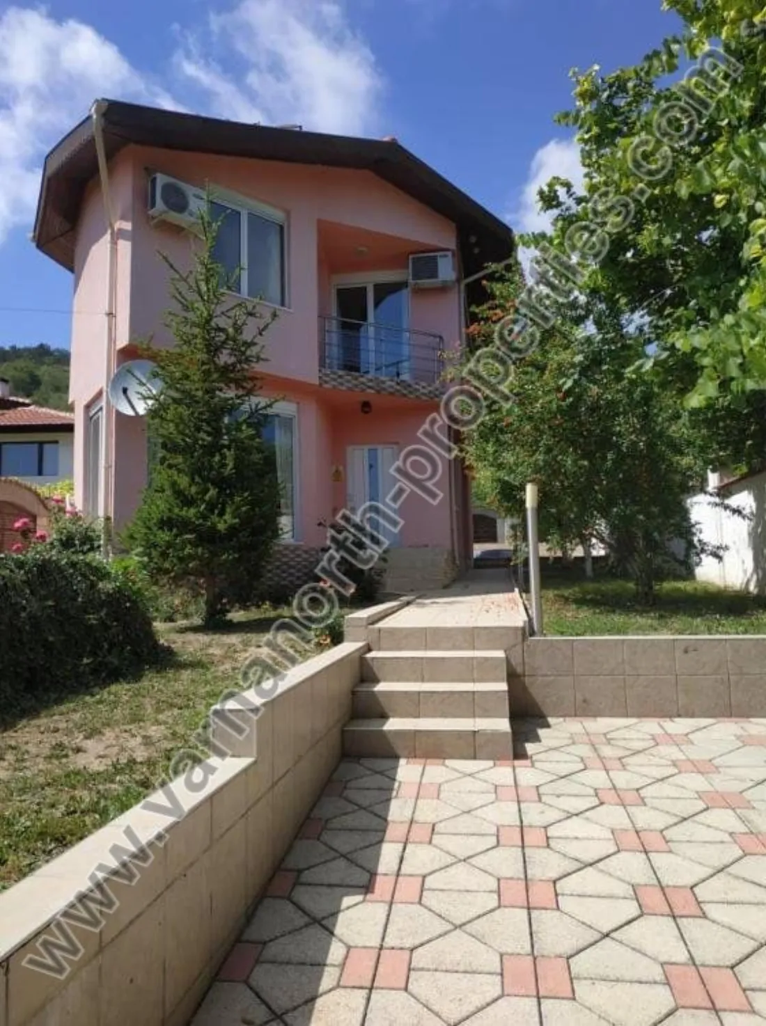 Двуетажна къща във вилната зона на Балчик — Балчик, основна снимка