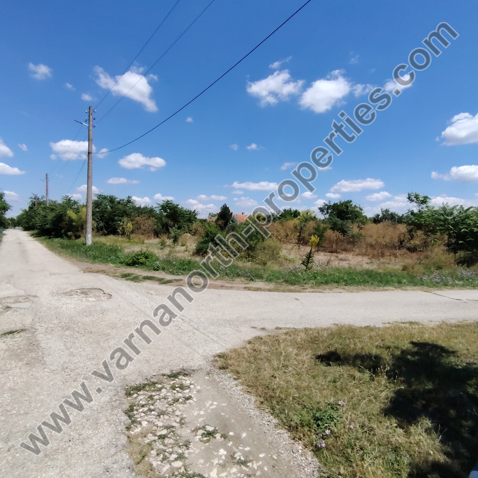 Парцел в централната част на село Топола — Парцел (УПИ) в Топола