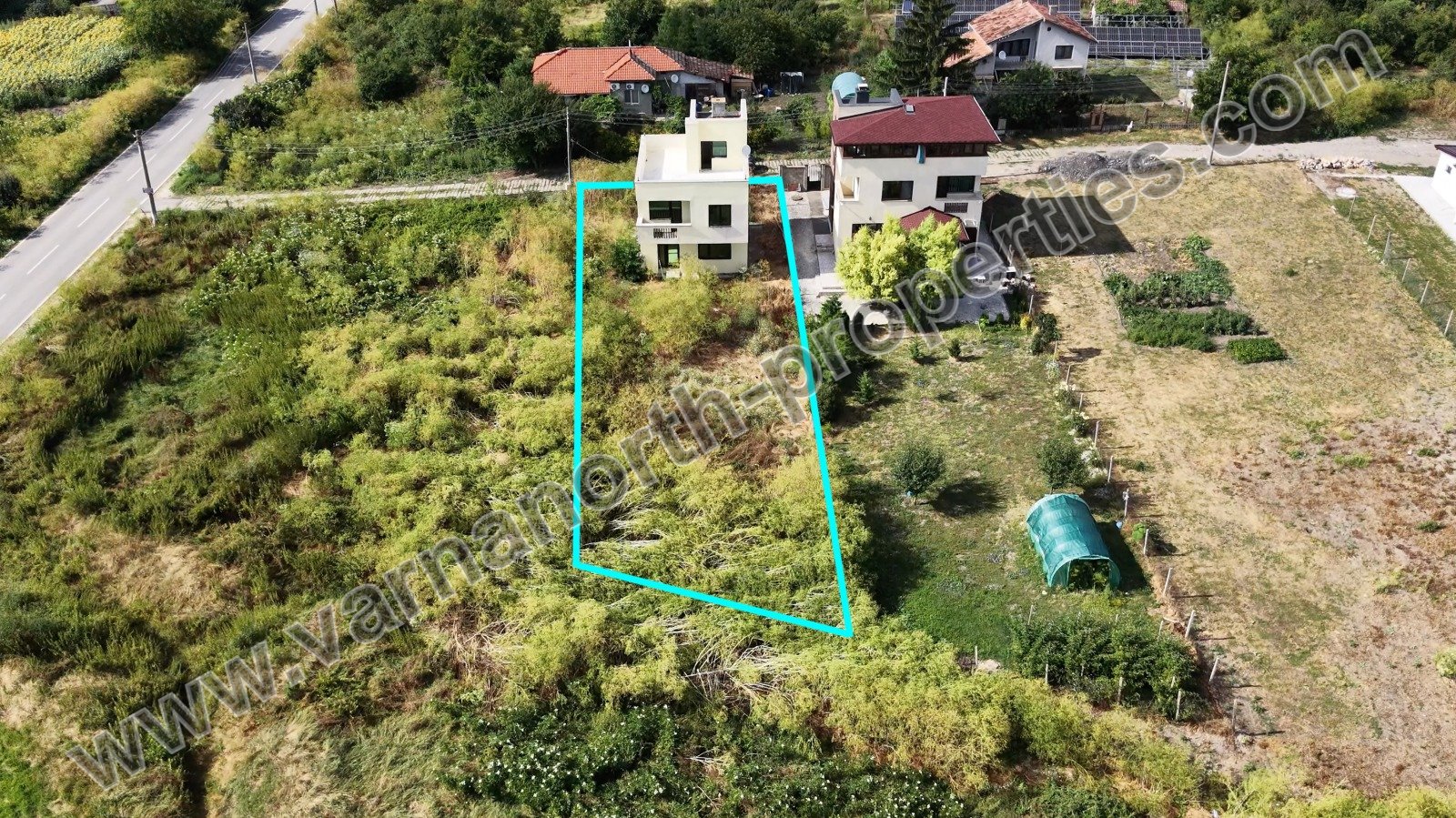 Къща с двор в добре развито село непосредствено до Добрич — снимка 12
