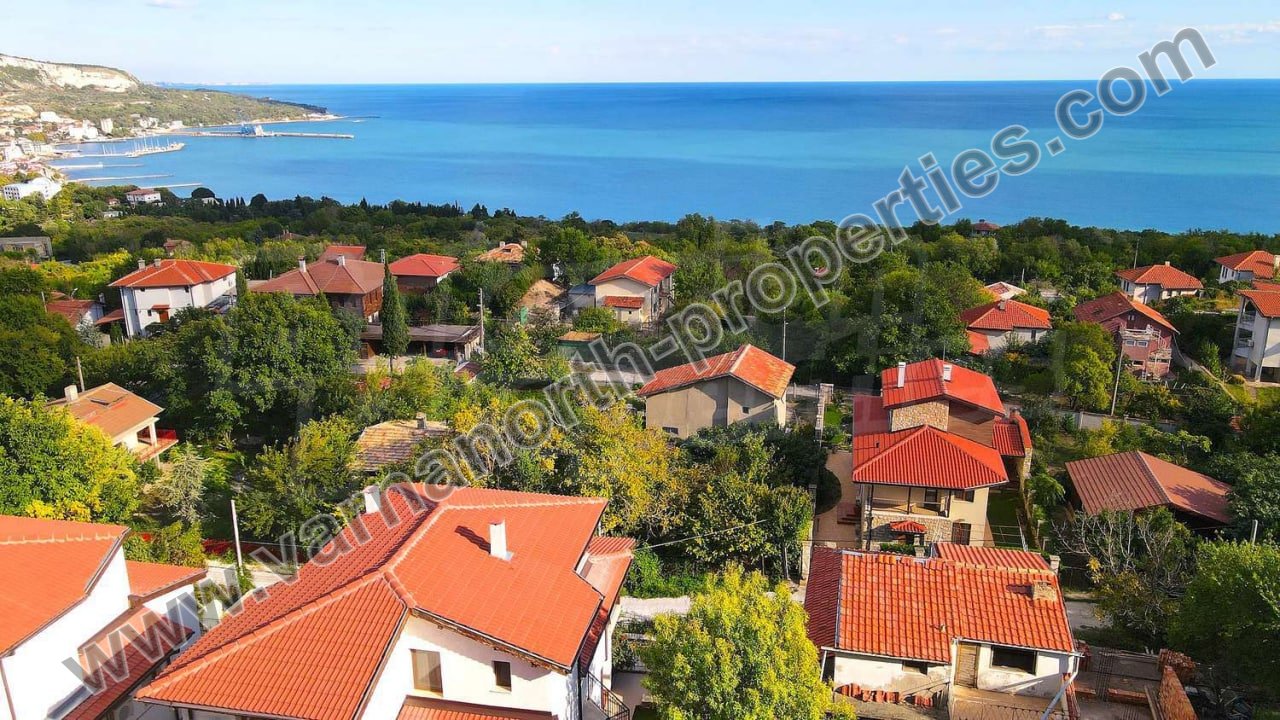 Продава се къща с басейн, гараж, паркинг и морска панорама — Къща в Балчик